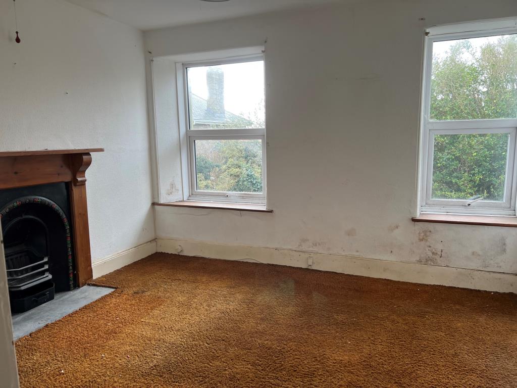 Lot: 78 - TERRACED COTTAGE FOR UPDATING -